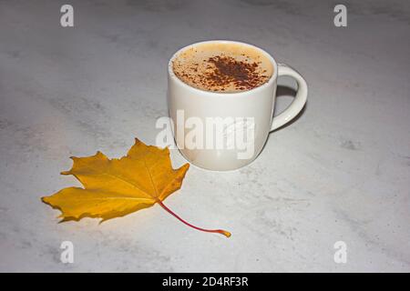 Saint-Pétersbourg, Russie - 03 OCTOBRE 2020 : café Starbucks sur une table de café et feuille d'érable jaune d'automne Banque D'Images