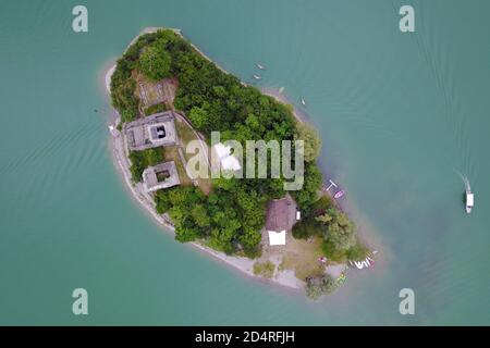 Vue aérienne de l'île d'Ogoz (l'Ile d'Ogoz) sur le lac de Gruyère en Suisse. L'île, accessible en bateau, abrite les ruines d'un château et d'un petit château Banque D'Images