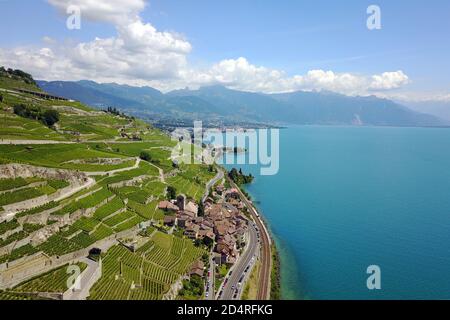 Image aérienne des vignobles de Lavaux en Suisse avec le charmant village de Saint Saphorin. Banque D'Images