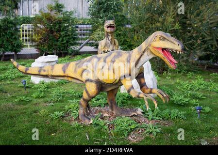 Deinonychus Dinosaur Model au parc animalier de Wingham, Kent, Angleterre. Banque D'Images