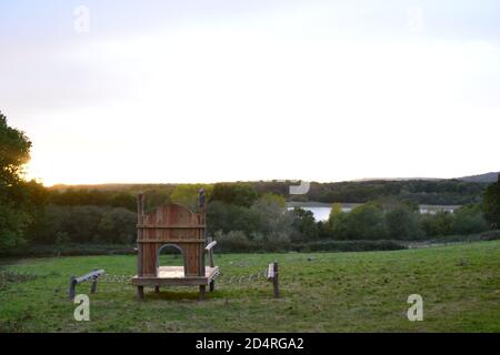 Vue sur le réservoir de Bough Beech dans le Kent Ouest au crépuscule en octobre, un endroit populaire pour l'observation des oiseaux. Vue depuis une chaise géante construite par la ferme Bore place Banque D'Images