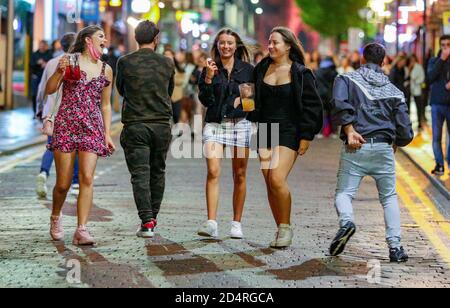 Les gens font des rencontres dans le centre-ville de Liverpool, avant le couvre-feu de 22h auquel les pubs et les restaurants sont soumis afin de lutter contre l'augmentation des cas de coronavirus en Angleterre. Dans les villes du nord de l'Angleterre et dans d'autres régions qui souffrent d'une augmentation des cas de Covid-19, les pubs et les restaurants peuvent être temporairement fermés pour lutter contre la propagation du virus. Banque D'Images
