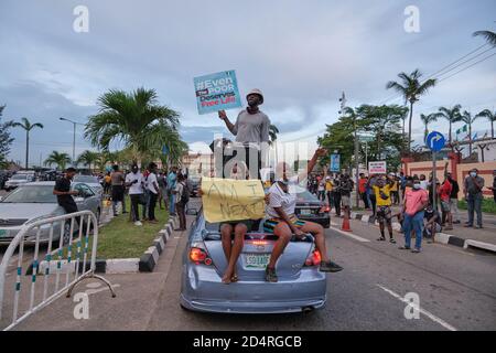 Les manifestants tiennent des pancartes lors des manifestations contre la brutalité policière #EndSARS à Lagos au Nigeria le 9 octobre 2020. Banque D'Images