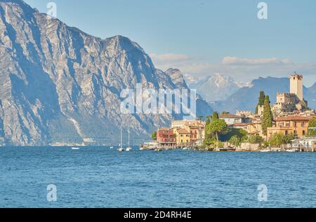 Vue panoramique de Malcesine sur le lac de garde en Italie. Lac de Garde au coucher du soleil avec Malcesine et d'immenses montagnes en arrière-plan. Lago di Garda du Banque D'Images