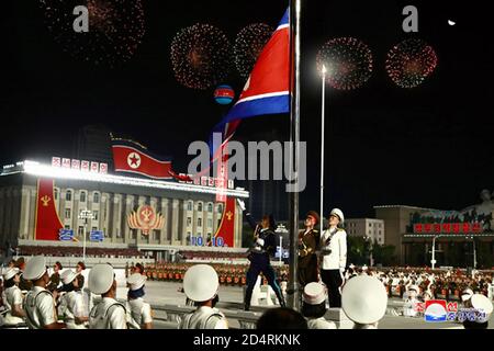 Pyongyang, Corée du Nord. 10 octobre 2020. Cette image, publiée le 10 octobre 2020 par le Service de presse officiel nord-coréen (KCNA), montre le dirigeant nord-coréen Kim Jong un lors d'un défilé militaire marquant le 75e anniversaire du Parti des travailleurs de Corée au pouvoir. Photo par KCNA/UPI crédit: UPI/Alay Live News Banque D'Images