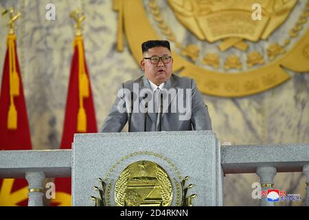 Pyongyang, Corée du Nord. 10 octobre 2020. Cette image, publiée le 10 octobre 2020 par le Service de presse officiel nord-coréen (KCNA), montre le dirigeant nord-coréen Kim Jong un lors d'un défilé militaire marquant le 75e anniversaire du Parti des travailleurs de Corée au pouvoir. Photo par KCNA/UPI crédit: UPI/Alay Live News Banque D'Images