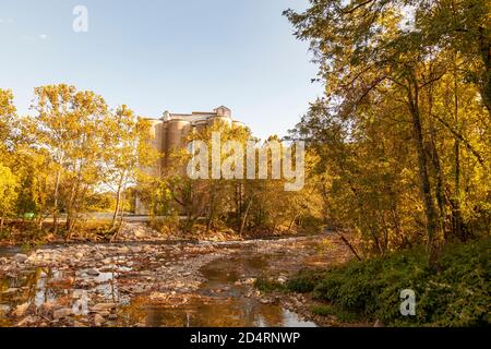Vue depuis le pont au-dessus de la rivière Patapsco à Ellicott City, Maryland en automne. L'image présente la rivière avec un lit rocheux, des arbres aux couleurs d'automne, le tombé Banque D'Images