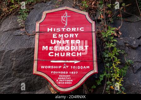 Ellicott City, MD, USA 10/07/2020: Panneau rouge vintage en bois suspendu sur un mur en pierre qui montre la direction de l'historique Emory United Methodist C Banque D'Images