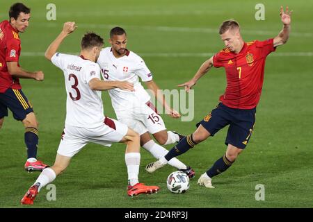 Madrid, Espagne. 10 octobre 2020. Dani Olmo (1er R) d'Espagne rivalise avec Silvan Widmer (2e L) et Djibril Sow (2e R) de Suisse lors du match de football de la Ligue des Nations de l'UEFA entre l'Espagne et la Suisse à Madrid (Espagne), le 10 octobre 2020. Crédit: Edward F. Peters/Xinhua/Alay Live News Banque D'Images