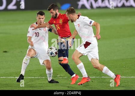 Madrid, Espagne. 10 octobre 2020. Le José Gaya (C) d'Espagne rivalise avec Granit Xhaka (L) de Suisse et Silvan Widmer lors du match de football de la Ligue des Nations de l'UEFA entre l'Espagne et la Suisse à Madrid (Espagne), le 10 octobre 2020. Crédit: Edward F. Peters/Xinhua/Alay Live News Banque D'Images