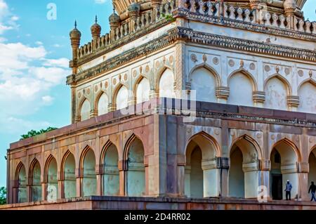 Arches/arches des tombes Qutb Shahi situées à Ibrahim Bagh à Hyderabad, en Inde. Banque D'Images