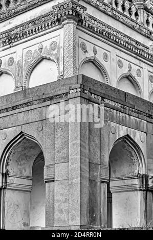 Une image en noir et blanc des arches/arcades des tombes Qutb Shahi situées à Ibrahim Bagh à Hyderabad, en Inde. Banque D'Images