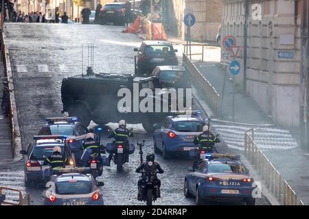 Roma, Italie. 09e octobre 2020. L'acteur Tom Cruise dans les rues du centre historique, pendant le tournage du nouveau film d'action 'la mission impossible 7'. (Photo de Gennaro Leonardi/Pacific Press/Sipa USA) crédit: SIPA USA/Alay Live News Banque D'Images