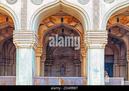 Arches/arches à l'intérieur de la Grande Mosquée dans le complexe de tombes Qutb Shahi situé à Ibrahim Bagh à Hyderabad, Inde. Banque D'Images