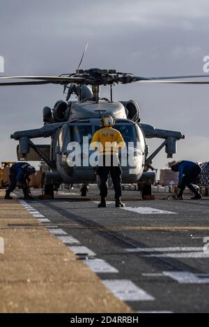 201006-N-NJ919-1278 MER DES PHILIPPINES (OCT 6, 2020) les marins affectés au navire d'assaut amphibie déployé à l'avant USS America (LHA 6) effectuent des opérations de vol pendant un réapprovisionnement en mer. L'Amérique, vaisseau amiral du America Expeditionary Strike Group, affecté à l'escadron amphibie 11, ainsi que la 31e unité expéditionnaire maritime, Opère dans la zone de responsabilité de la 7e flotte des États-Unis afin d'améliorer l'interopérabilité avec les alliés et les partenaires et de servir de force d'intervention prête à l'emploi pour défendre la paix et la stabilité dans la région Indo-Pacifique. (É.-U. Photo marine par Spécialiste communication de masse 3ème classe Banque D'Images