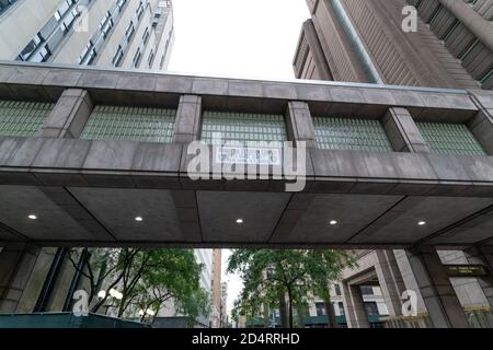 New York, NY - 10 octobre 2020 : vue sur le complexe de détention de Manhattan connu sous le nom de Tombeaux devant être fermé sur White Street Banque D'Images