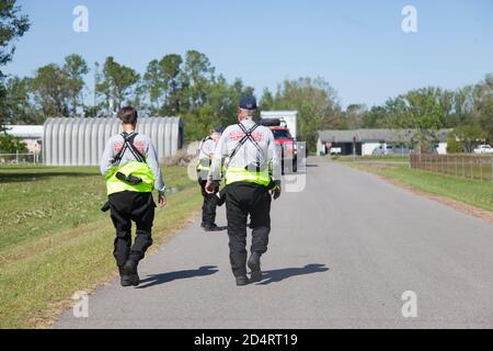 Bell City, Louisiane, États-Unis. 10 octobre 2020. Le 10 octobre 2020, Bell City, Louisiane : des membres de l'unité de recherche et de sauvetage urbains du sud de la Floride se sont rendus de Miami, en Floride, pour aider aux efforts de sauvetage après que l'ouragan Delta ait frappé la côte de la Louisiane, créant des inondations, des ondes de tempête et des dommages causés par le vent dans des villes déjà battues par l'ouragan Laura. Crédit : Leslie Spurlock/ZUMA Wire/Alay Live News Banque D'Images