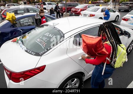 Les participants à la « Black Lives Matter car Parade » décorent leurs voitures avec des ballons et d'autres accessoires. Desmond Fernandez, en association avec Worthington race Justice Organisation, 8 minutes et 46 secondes à Justice et Cheryl Best, un activiste de 72 ans, a mis en place «appui à la vie noire Matter car Parade». La parade des voitures du BLM (Black Lives Matter) s'est réunie dans le stationnement de la grande église presbytérienne de Saint-Presbytérienne où ils ont décoré leurs voitures avec des mots du BLM, les noms des personnes tuées par le système judiciaire et des ballons pour indiquer les participants au défilé. Mieux dit, '. Banque D'Images