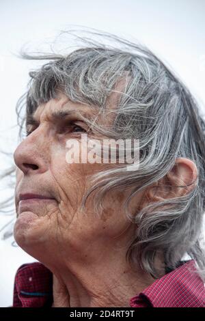 Chery Best, organisateur de l'événement, se tient sur du béton pour s'adresser aux manifestants. Desmond Fernandez, en association avec Worthington race Justice Organisation, 8 minutes et 46 secondes à Justice et Cheryl Best, un activiste de 72 ans, a mis en place «appui à la vie noire Matter car Parade». La parade des voitures du BLM (Black Lives Matter) s'est réunie dans le stationnement de la grande église presbytérienne de Saint-Presbytérienne où ils ont décoré leurs voitures avec des mots du BLM, les noms des personnes tuées par le système judiciaire et des ballons pour indiquer les participants au défilé. Mieux dit, '.Je ne pouvais pas participer aux protes Banque D'Images