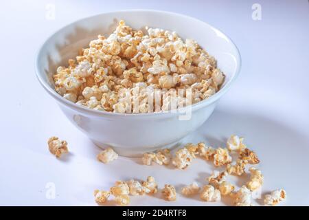 Bol blanc avec pop-corn sur fond blanc Banque D'Images