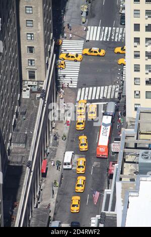 Des taxis jaunes se trouvent à New York Banque D'Images