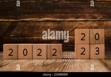2022 et 2023 sur cubes en bois - concept de la nouvelle année Banque D'Images