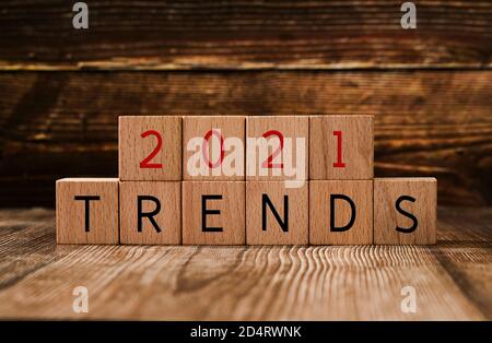 « 2021 tendances » écrit sur des cubes en bois sur fond en bois Banque D'Images