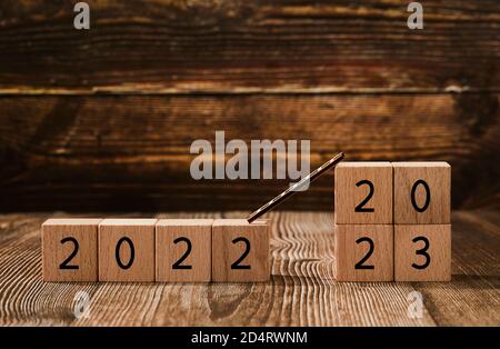 2022 et 2023 sur cubes en bois - concept de la nouvelle année Banque D'Images