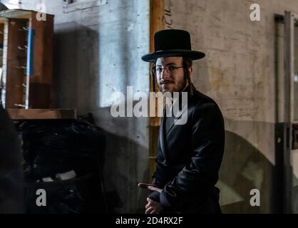 Le 19 octobre 2020, des juifs orthodoxes célèbrent Simchat Torah dans un contexte de montée des cas de COVID-10 dans leur quartier de Borough Park, New York. Des dizaines de personnes se sont rassemblées pour des vacances juives malgré l'ordre du gouverneur. Membre de la communauté marchant après la fin de la prière. (Photo de Lev Radin/Sipa USA) Banque D'Images