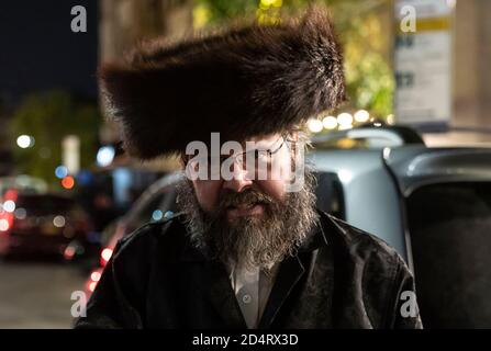 Le 19 octobre 2020, des juifs orthodoxes célèbrent Simchat Torah dans un contexte de montée des cas de COVID-10 dans leur quartier de Borough Park, New York. Une foule de personnes se sont rassemblées pour des vacances juives malgré l'ordre du gouverneur. Un membre de la communauté soutient qu'ils ont le droit de ne pas suivre les règles du gouvernement. (Photo de Lev Radin/Sipa USA) Banque D'Images