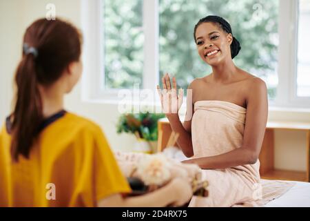 Femme en agitant à l'esthéticienne Banque D'Images