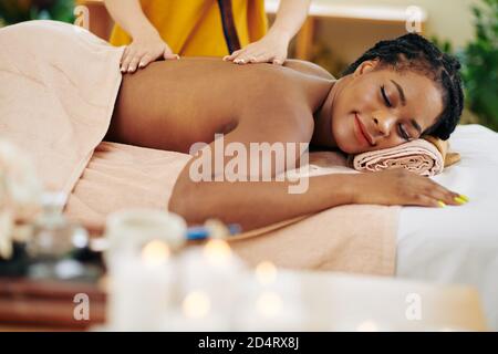 Woman back massage Banque D'Images