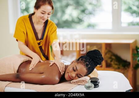 Femme recevant un massage corporel Banque D'Images