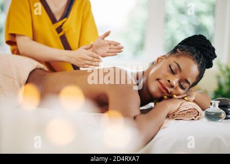 Femme charmante recevant un massage Banque D'Images