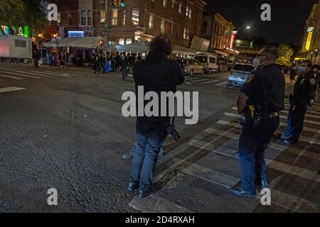 NEW YORK, NEW YORK - LE 10 OCTOBRE 2020 : des juifs orthodoxes affrontent des journalistes dans le quartier de Borough Park à Brooklyn. Banque D'Images