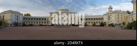 PAVLOVSK, RUSSIE - 28 SEPTEMBRE 2020 : Palais de Pavlovsk le matin de septembre. Banlieue de Saint-Pétersbourg Banque D'Images