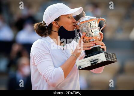 ga Swiatek de Pologne avec le trophée des champions après avoir remporté contre Sofia Kenin des États-Unis la finale du Roland Garros 2020, Grand Chelem Banque D'Images