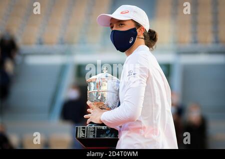 ga Swiatek de Pologne avec le trophée des champions après avoir remporté contre Sofia Kenin des États-Unis la finale du Roland Garros 2020, Grand Chelem Banque D'Images