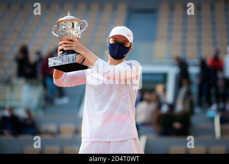 ga Swiatek de Pologne avec le trophée des champions après avoir remporté contre Sofia Kenin des États-Unis la finale du Roland Garros 2020, Grand Chelem Banque D'Images