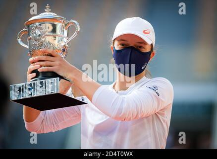 ga Swiatek de Pologne avec le trophée des champions après avoir remporté contre Sofia Kenin des États-Unis la finale du Roland Garros 2020, Grand Chelem Banque D'Images