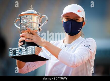 ga Swiatek de Pologne avec le trophée des champions après avoir remporté contre Sofia Kenin des États-Unis la finale du Roland Garros 2020, Grand Chelem Banque D'Images