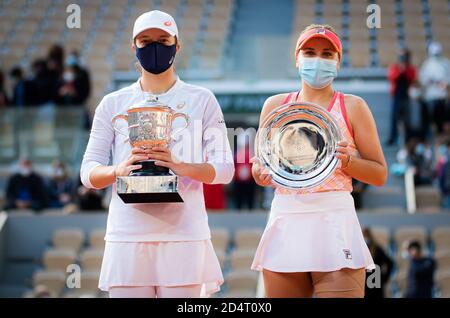 ga Swiatek de Pologne avec le trophée des champions et Sofia Kenin des États-Unis avec le trophée final après la finale du Roland Garros 2020, Banque D'Images