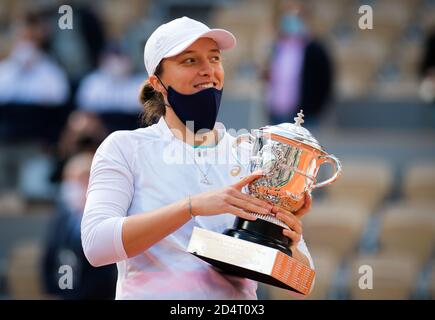 ga Swiatek de Pologne avec le trophée des champions après avoir remporté contre Sofia Kenin des États-Unis la finale du Roland Garros 2020, Grand Chelem Banque D'Images