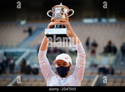 ga Swiatek de Pologne avec le trophée des champions après avoir remporté contre Sofia Kenin des États-Unis la finale du Roland Garros 2020, Grand Chelem Banque D'Images