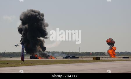 Houston, États-Unis. 10 octobre 2020. Des avions d'époque se présentent au salon de l'air de Houston, aux États-Unis, le 10 octobre 2020. Le spectacle aérien annuel Wings Over Houston a débuté samedi à l'aéroport d'Ellington avec des performances et des expositions aériennes palpitantes. Les visiteurs ont été invités à conduire leur voiture jusqu'au champ d'exposition et à rester près des voitures pendant le salon, dans le cadre de la pandémie COVID-19. Crédit : Lao Chengyue/Xinhua/Alay Live News Banque D'Images