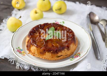 Tarte aux pommes maison au caramel, pommes fraîches et une tasse de lait, style rustique, concentration sélective Banque D'Images