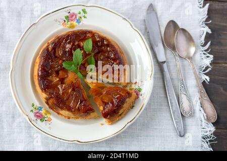 Tarte aux pommes maison au caramel, pommes fraîches, style rustique, concentration sélective Banque D'Images