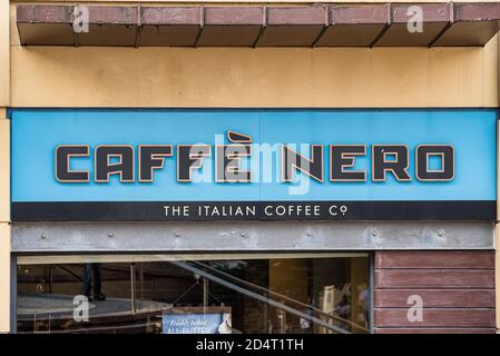 Derry, Irlande du Nord - 27 sept. 2020 : le signe de Caffe Nero à Derry. Banque D'Images