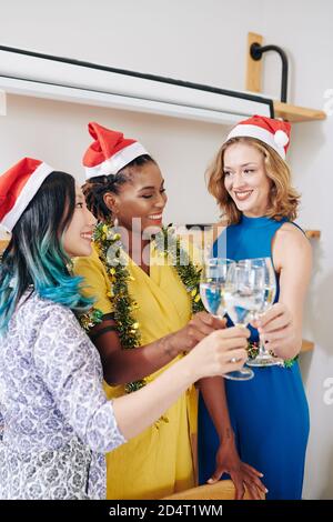 Des amies célébrant Noël Banque D'Images