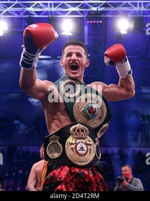 Magdebourg, Allemagne. 10 octobre 2020. Boxe : combat de championnat du monde entre D. Bösel et R. Krasniqi, championnat du monde IBO et championnat du monde WBA Interim en poids lourd léger. Robin Krasniqi applaudit avec les ceintures des fédérations de l'IBO et de l'ABE. Krasniqi est le nouveau champion du monde de poids lourd léger avec une victoire surprise contre Bösel. Crédit : Ronny Hartmann/dpa-Zentralbild/dpa/Alay Live News Banque D'Images